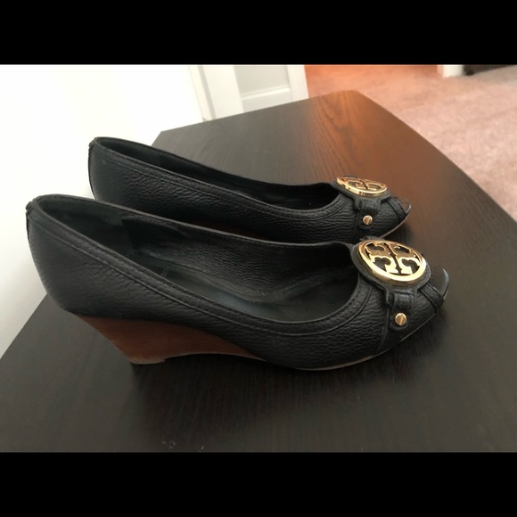 Tory Burch wedge, black with gold logo! - Picture 3 of 6